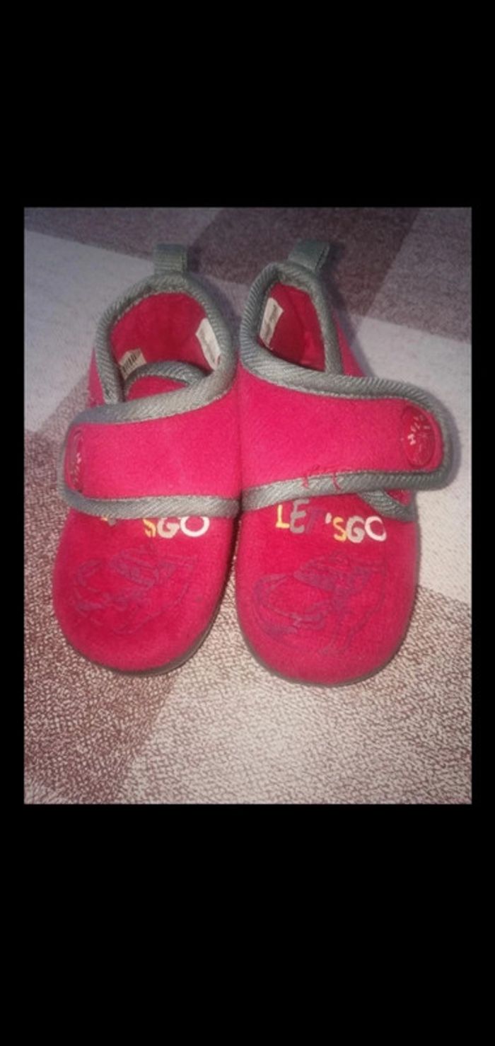 Chausson taille 19 rouge à scratch neuf