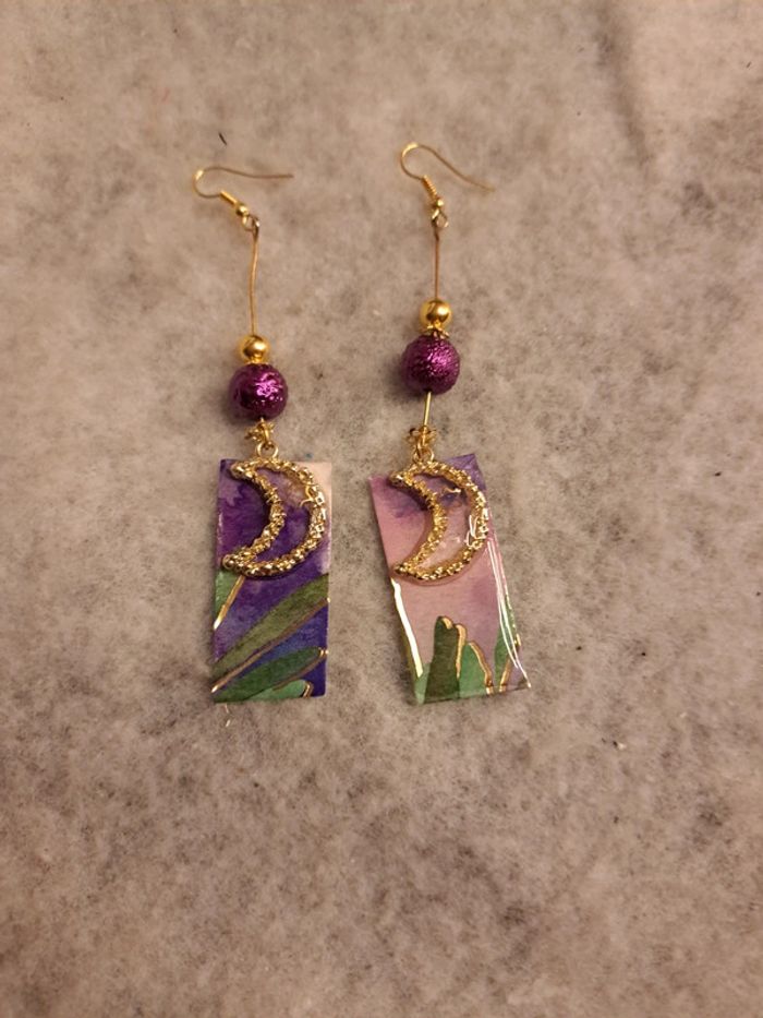 Boucles d'oreilles pendante en résine violet et doré - photo numéro 3