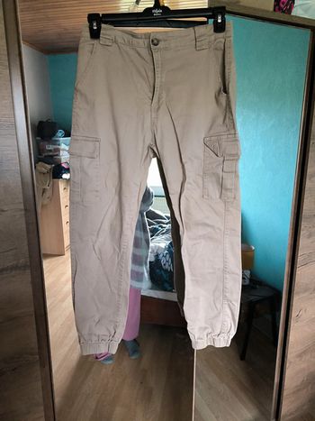 Pantalon cargo beige. Multi poches. Chevilles avec élastique