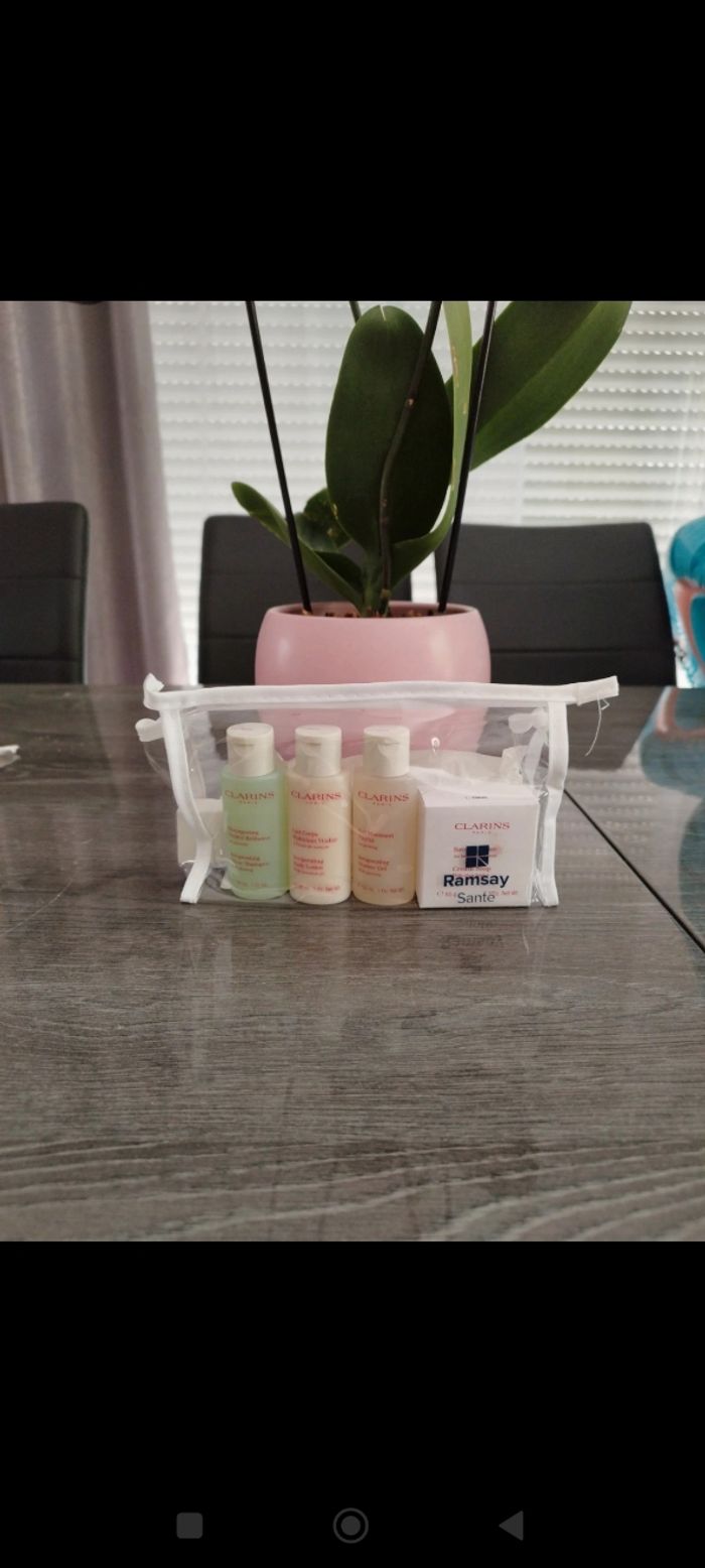 Kit de toilette Clarins neuf