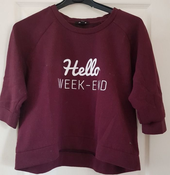 sweat bordeaux, manches 3/4, inscription Hello week-end