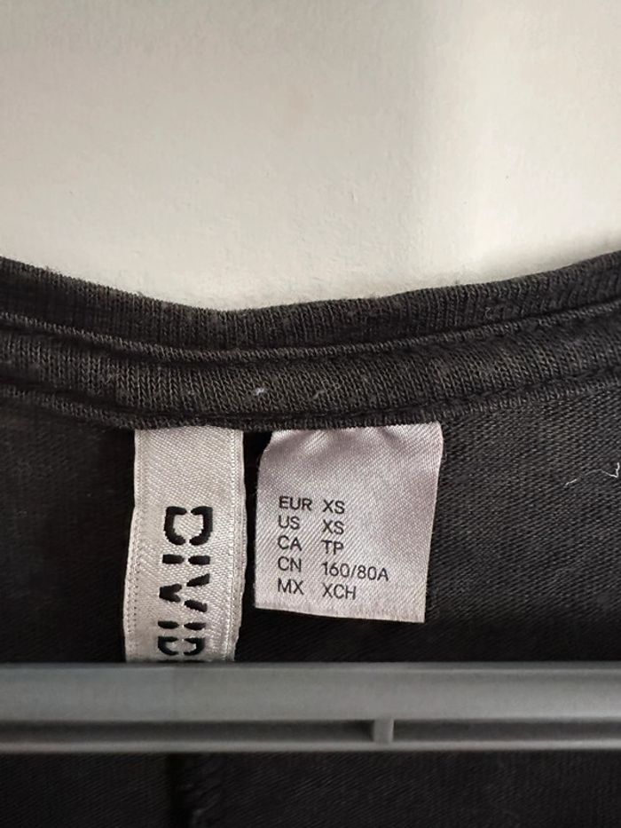 T-shirt noir/gris H&M XS - photo numéro 3