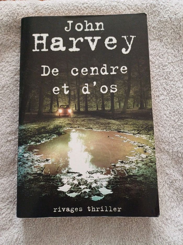 Livre de cendres et d'os