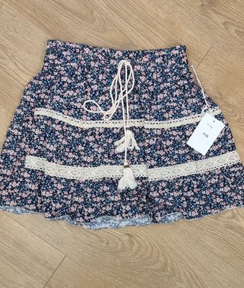 Jupe d'été, motif fleurit et pompons