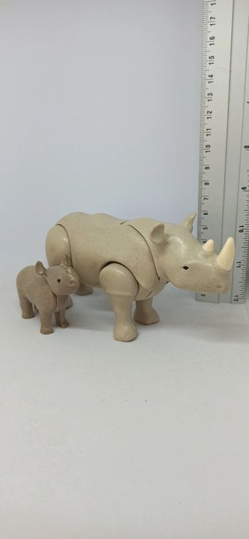 Rhinocéros et bébé playmobil