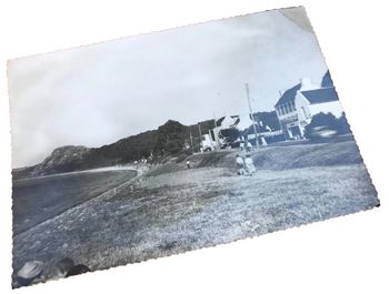 Carte postale ancienne  Saint-Efflam (Côtes d' Armor)  La plage et le grand rocher