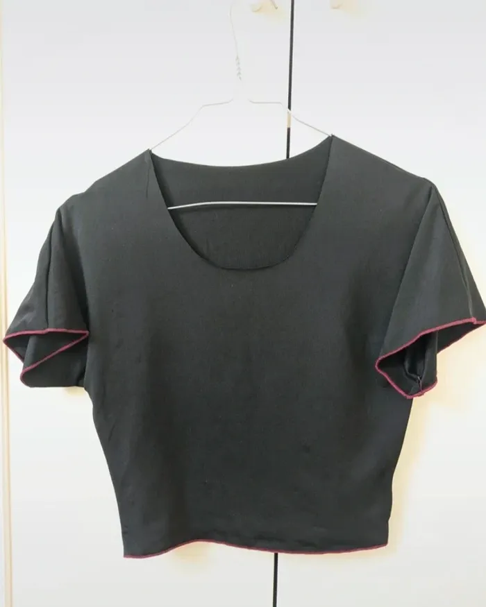Crop top noir manches courtes finition Bordeaux taille S. 36