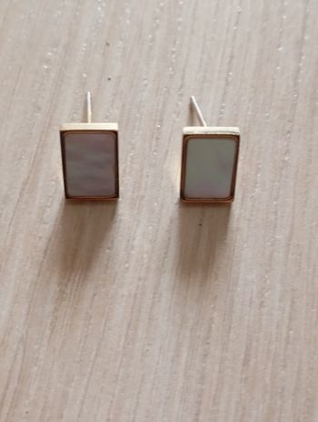 Clous d oreilles dorés et blanc nacré
