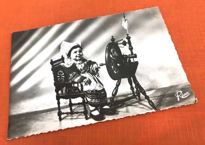 Carte postale ancienne Bretagne Petite Bretonne portant son premier costume de Pont Aven - photo numéro 6