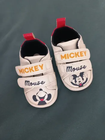 Petites baskets Mickey neuves 0/3 mois neuves