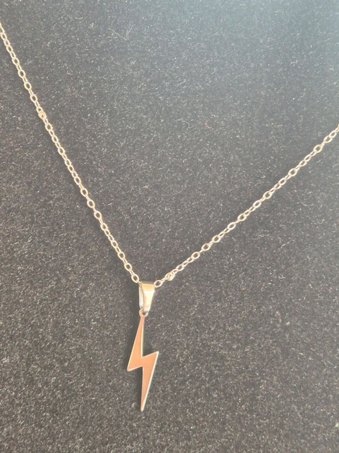 Jolie collier en acier avec motif eclair