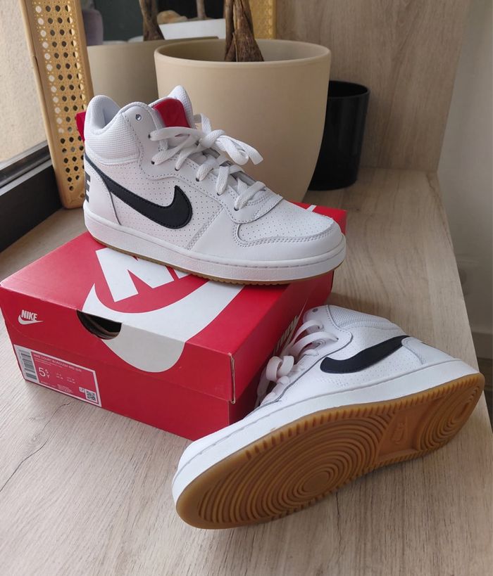 Baskets Nike neuves 38