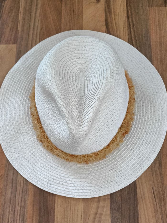 Jolie chapeau blanc et moutarde avec quelques coquillages doré Camaïeu L - photo numéro 2