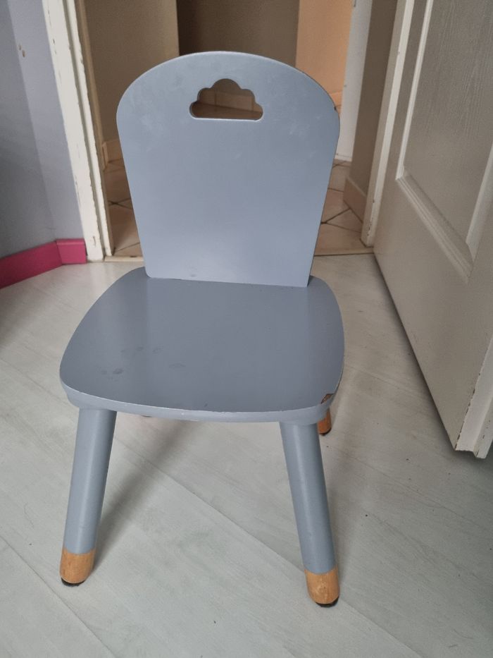 Chaise enfant grise en bois