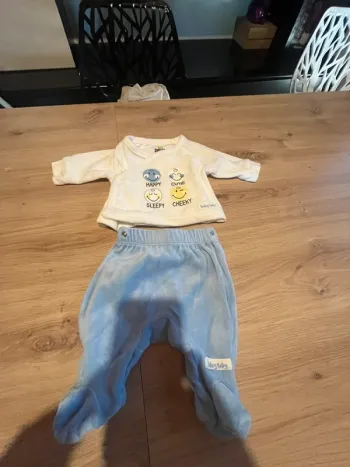 Pyjama 2 pièces taille naissance (50 cm)