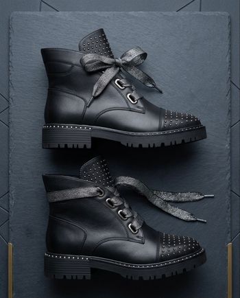 Bottines noires rock à clous et rubans pailletés