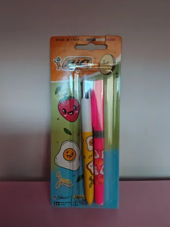 1 stylo 4 couleurs et un surligneur rose motif kawaii