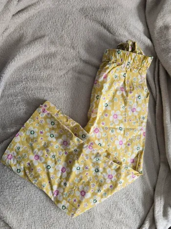 pantalon jaune à fleur de la marque zeeman