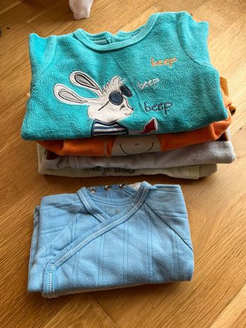 Lot pyjamas et bodies