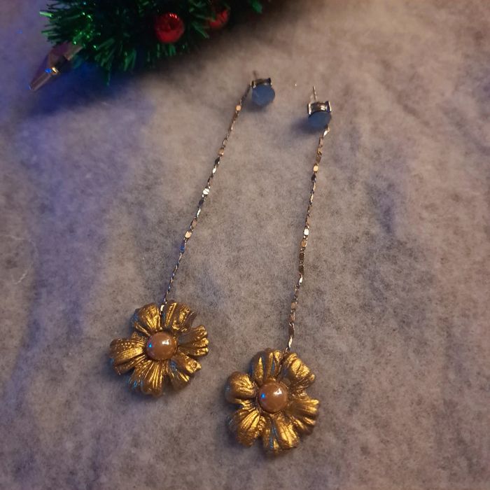 Boucles d'oreilles pendante avec pâte polymere fleur doré - photo numéro 2
