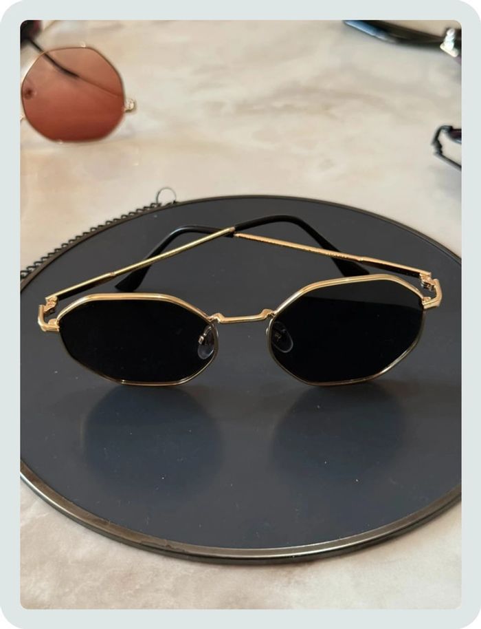 Lunette de soleil octogonale noire dorée - photo numéro 3