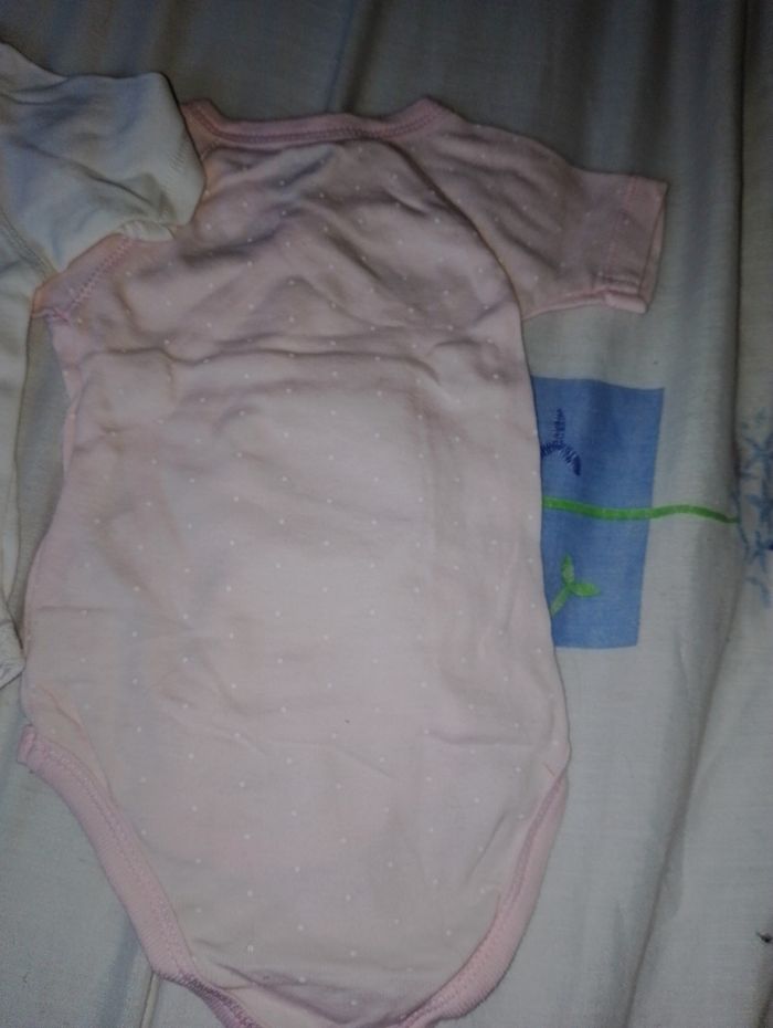 Lot de 2 body Kiabi 1 mois comme neuf - photo numéro 5