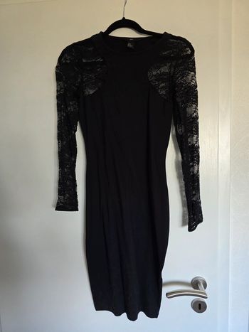 Robe cintrée moulante taille s h&m dentelle bras