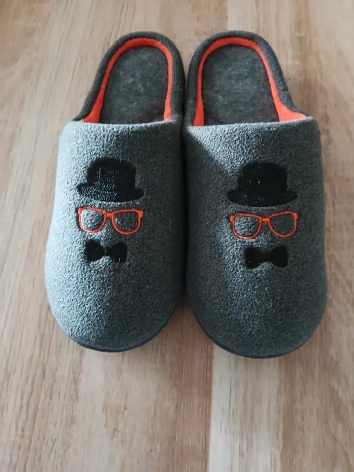 Chaussons Isotoner neufs, P35