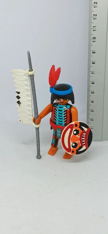Homme guerrier indien avec bouclier rond et plumes playmobil