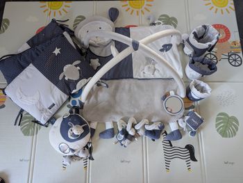 Lot SAUTHON MERLIN – Mobile musical, tapis d’éveil, tour de lit et accessoires bébé