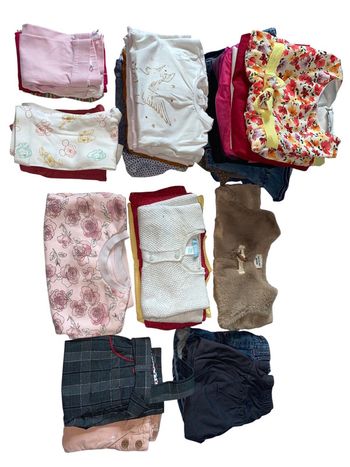 Lot trentaine de vêtements fille taille 6 mois