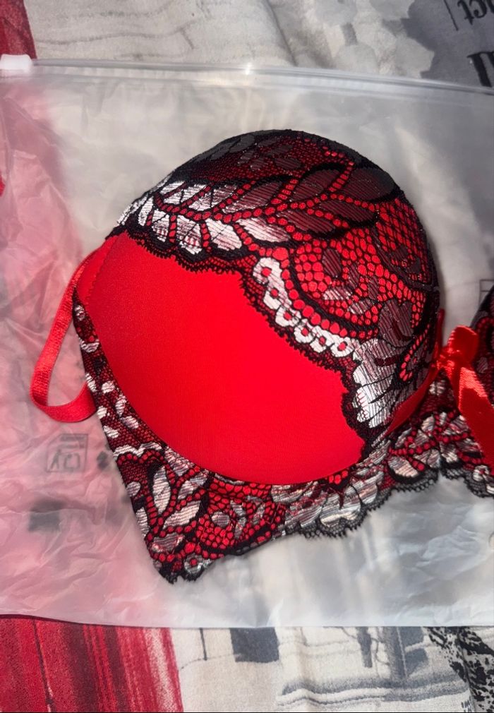 Soutiens-gorges rouge et noir dentelle neuf - photo numéro 2