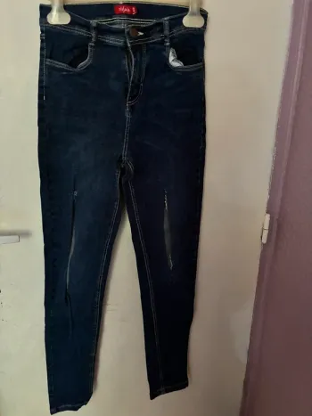 Jeans délavé et troué aux cuisses, XS, Tissaia.