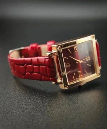 Montre carrée rouge & doré, chiffres romains