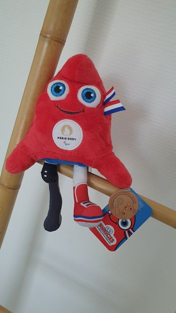 Neuf avec étiquette Peluche mascotte Les Phryges Paris 2024 jeux olympiques et paralympiques 