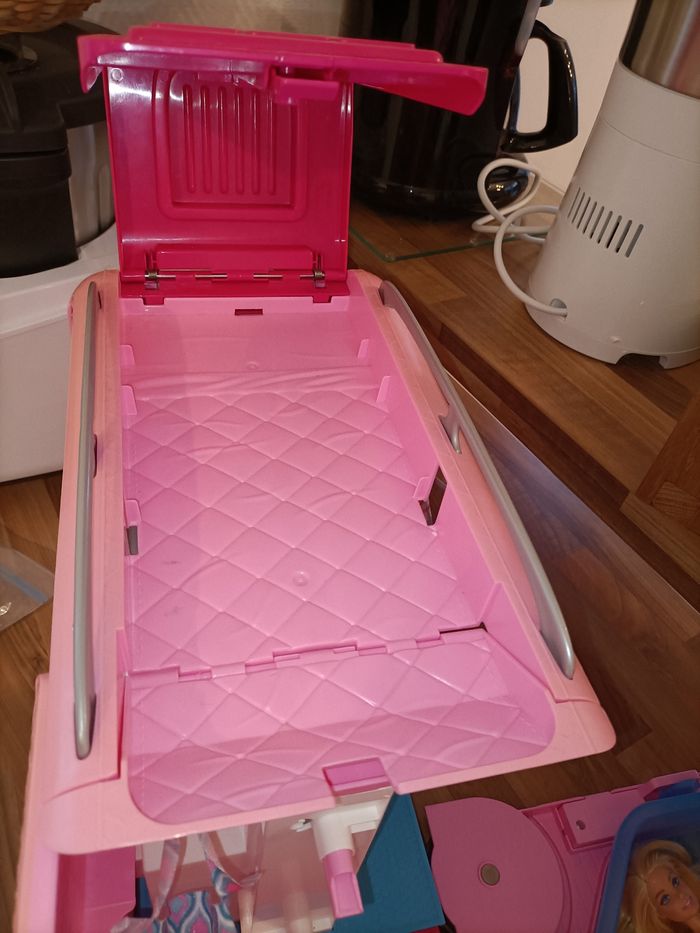 Camping car XXL rose et saumon  + 1 barbie + 1 dauphin+ 1 chien + accessoires - photo numéro 7