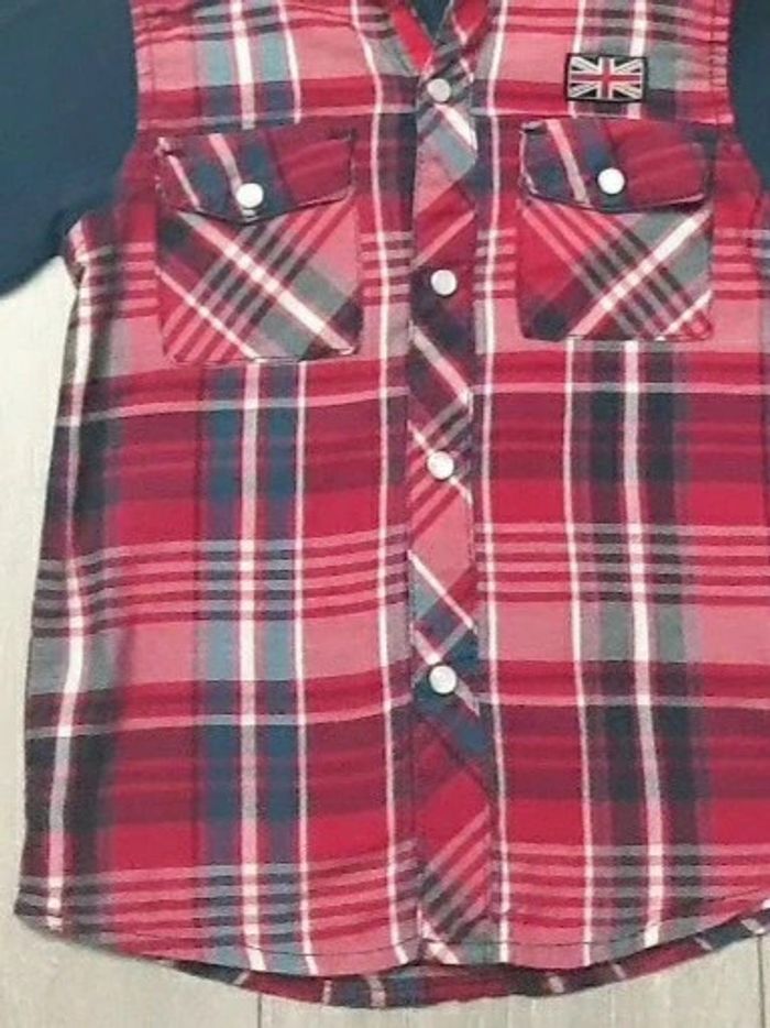 Chemise rouge et bleu nuit. Garçon 6 ans. Marque Tissaia - photo numéro 2
