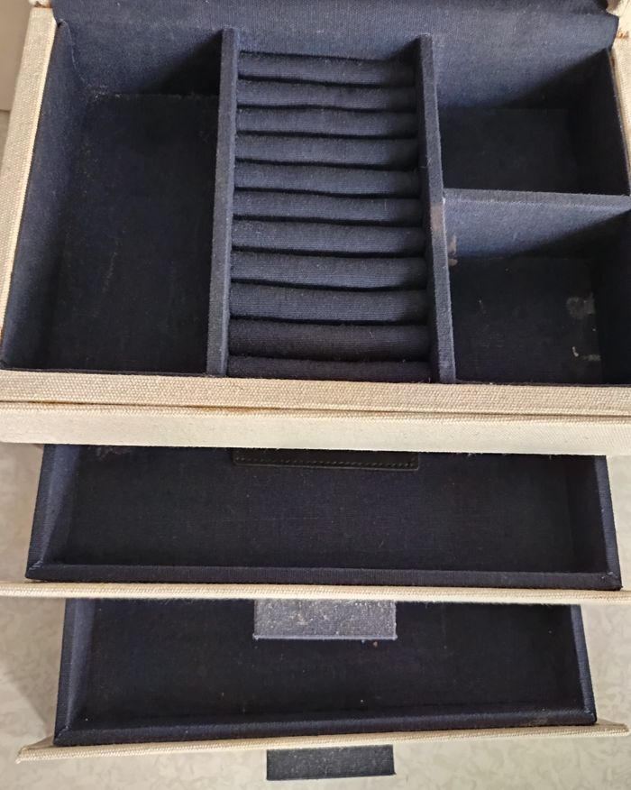 Grande boite à bijoux avec un Grand Miroir et 2 compartiments à tiroirs et 1 compartiment principal. - photo numéro 3