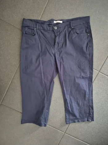 Pantalon court bleu marine taille 42