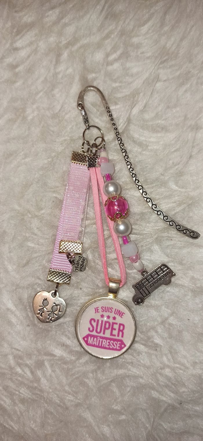 Marque page ou bijoux de sac " Super maîtresse "