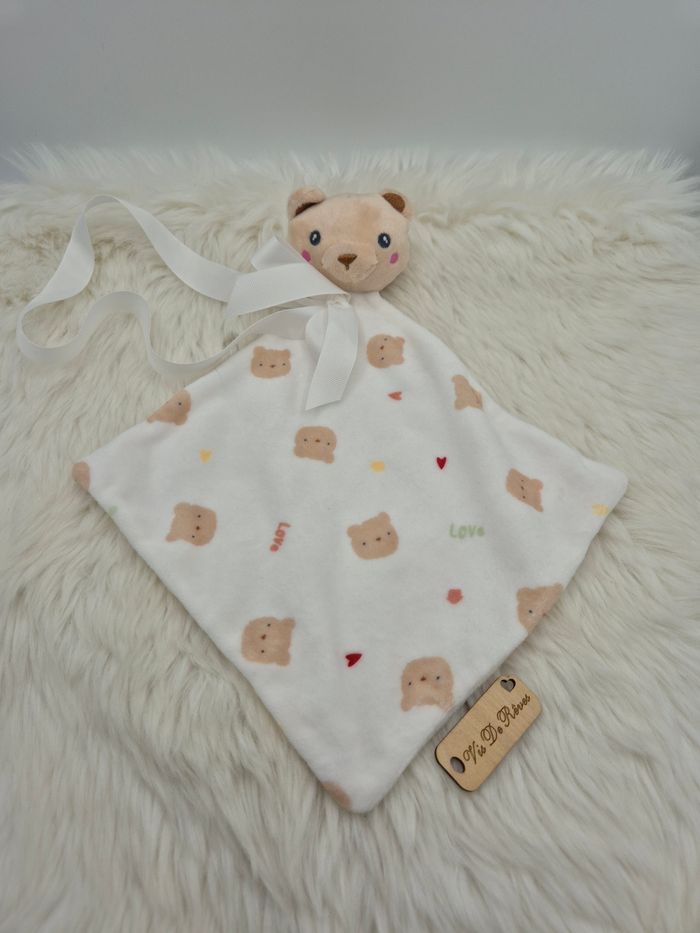 Doudou plat losange tête ours beige blanc coeurs love