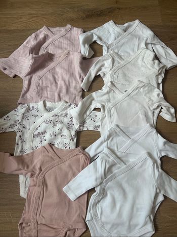 Lot des  bodies , bébé fille