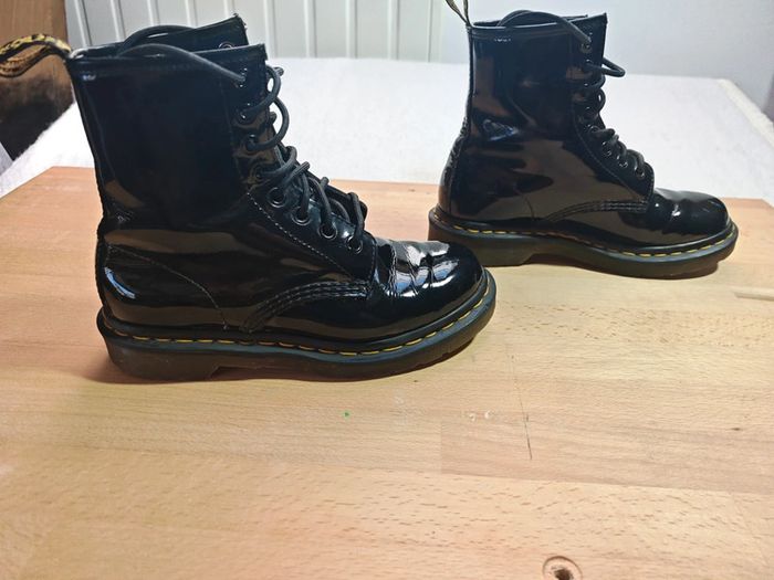Bottes Dr. Martens 1460 en cuir verni Taille 36 - photo numéro 4