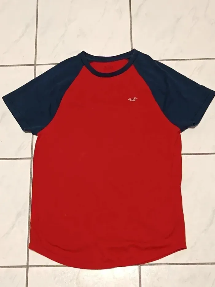 🟥 T-shirt Hollister rouge et bleu marine 🟦 - photo numéro 7