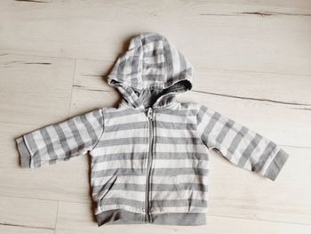 Vêtement bébé mixte garçon fille gilet à capuche rayé gris blanc Mots d’enfants 2 ans
