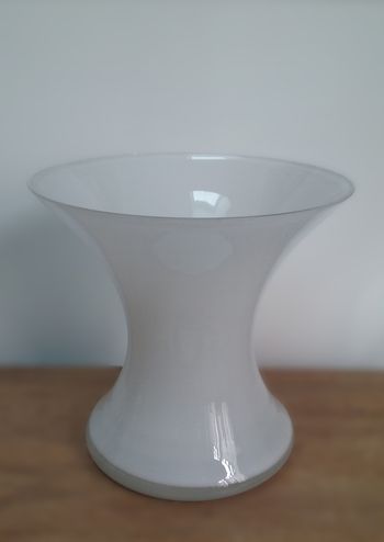Vase en verre blanc