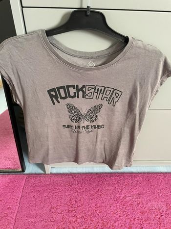 T-shirt gris, papillon