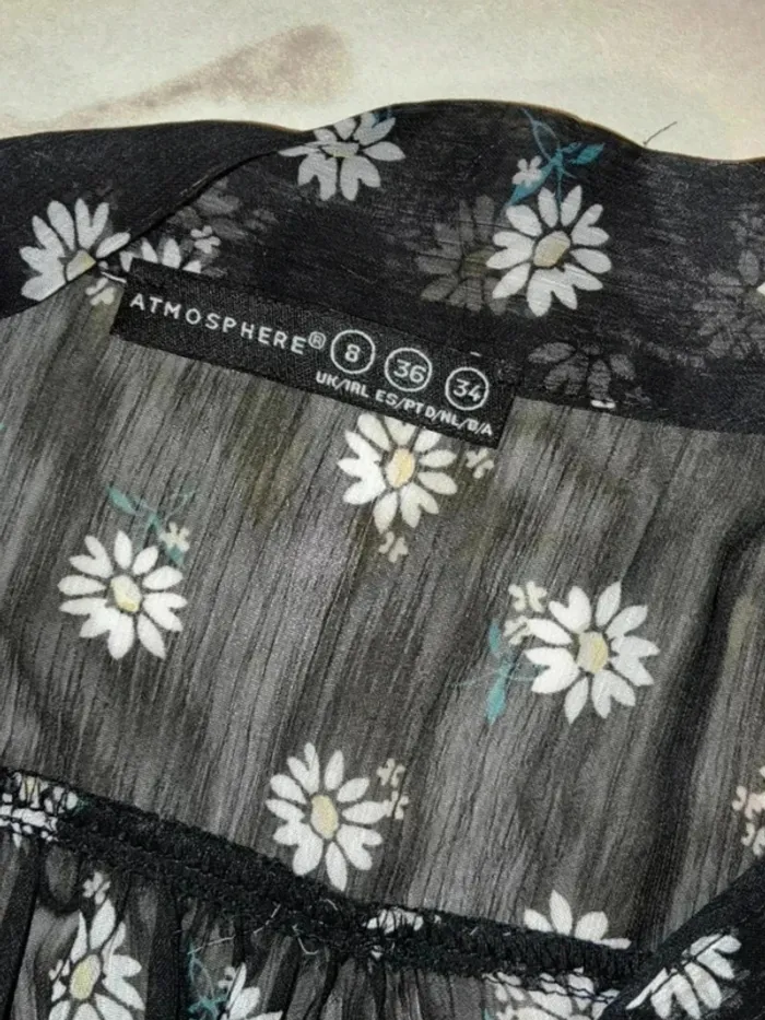 Haut noir à marguerites – Atmosphere – Taille 36 – Très bon état - photo numéro 3