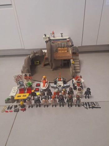 Base agent secret playmobil avec nombreux personnages (16) + véhicules et accessoires