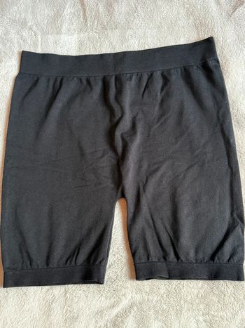 Short moulant taille L à mettre en dessous des robes